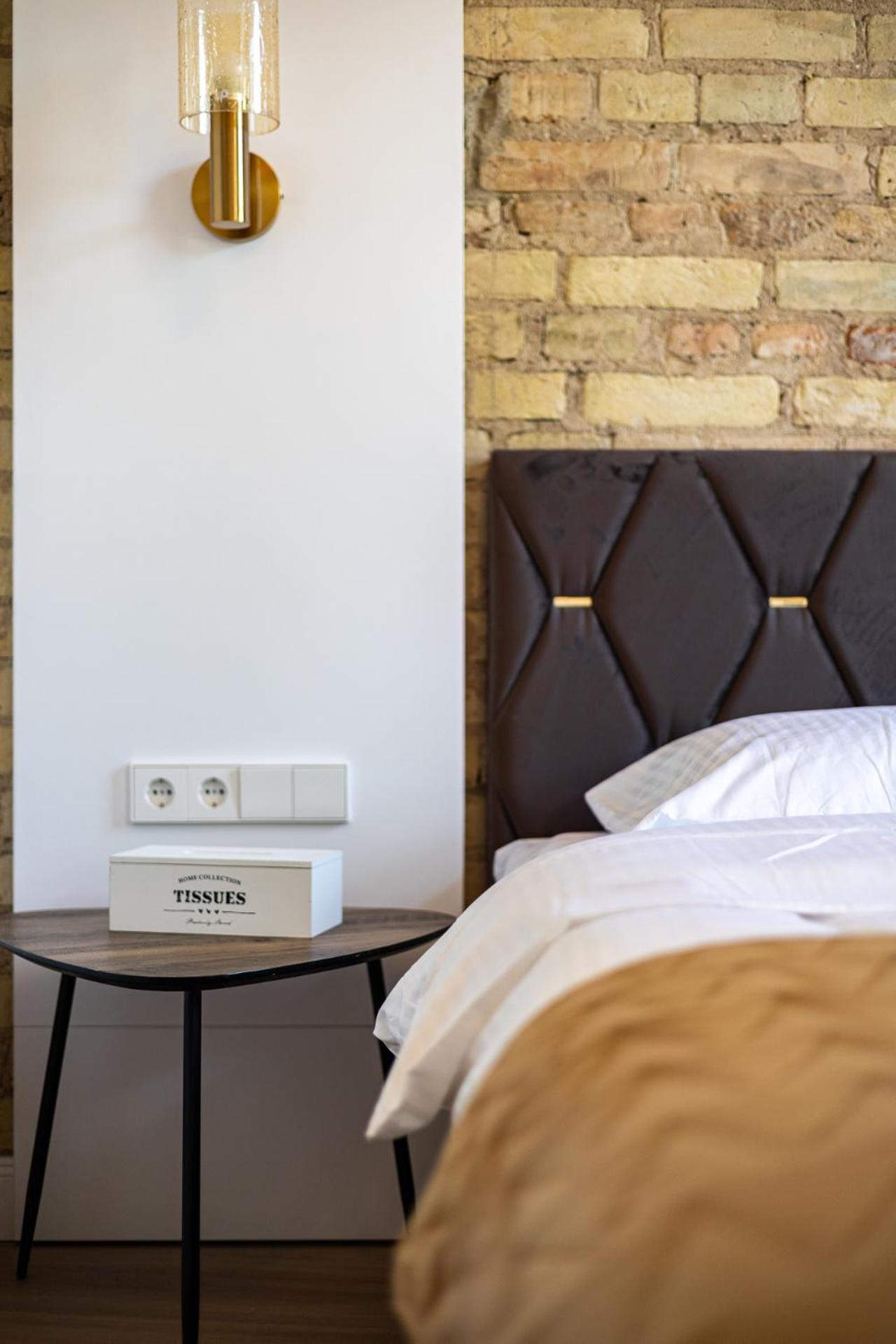 Butas Cohost I Brand New Apt, W-ac In A Location *