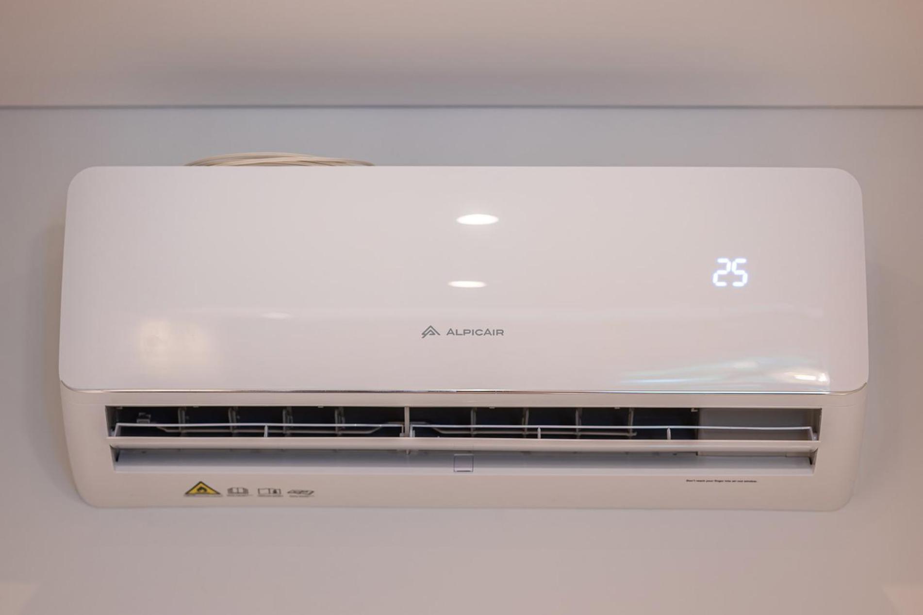 Butas Cohost I Brand New Apt, W-ac In A Location *